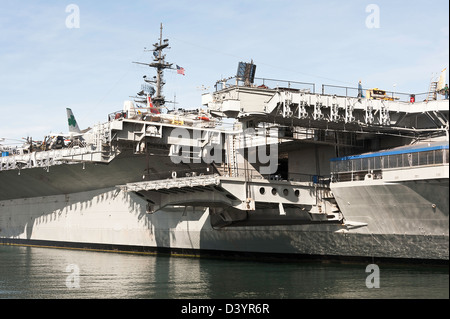 I pensionati degli Stati Uniti d'America Navy portaerei USS Midway ora un museo inserito in San Diego California USA Foto Stock