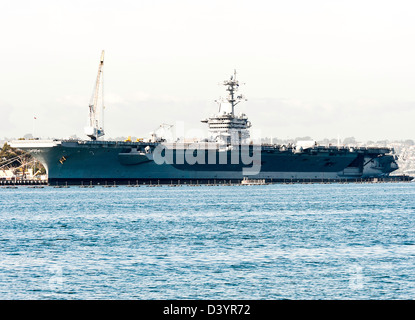 Marina degli Stati Uniti classe Nimitz Portaerei CVN 70 Carl Vinson nel porto di San Diego in California America USA Foto Stock