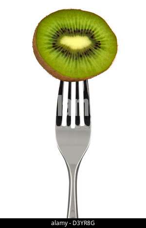 Una metà di un kiwi forati su una forcella su sfondo bianco Foto Stock