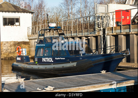 Loch Lomond & Trossachs National Park imbarcazione di pattuglia il Brigadiere Pearson ormeggiata presso uno scalo a Balloch Dumbartonshire Scotland Regno Unito Foto Stock