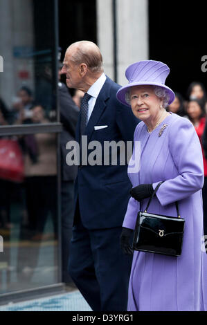 Londra, Regno Unito. Mercoledì 27 febbraio 2013. Royal la Sua Maestà la Regina Elisabetta II e il Duca di Edinborough visitate il nuovo Centro Nazionale per la ricerca di intestino e innovazione chirurgica in Londra, Regno Unito. Credito: Michael Kemp/ Alamy Live News Foto Stock