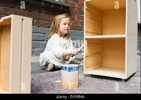 Ragazza mobili di pittura, Germania Foto Stock