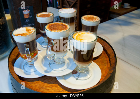 Un assortimento di caffè in un bar. Foto Stock