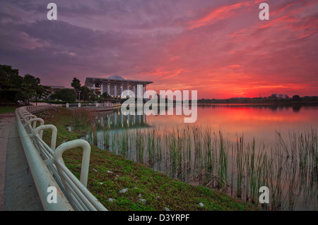 La vista di Tuanku Mizan Zainal Abidin moschea, Putrajaya durante il tramonto. Foto Stock