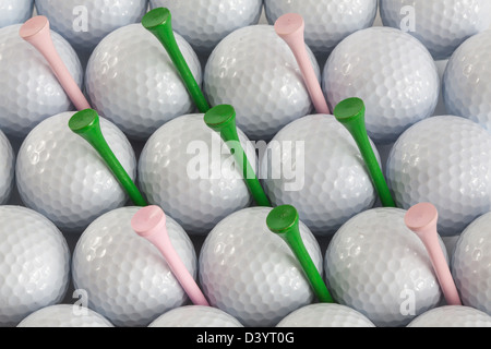 White palline da golf e diversi tees Foto Stock