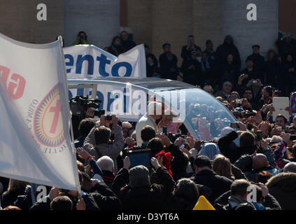 Roma, Italia. 27 Febbraio 2013 Papa Benedetto XVI bacia un bambino dalla folla in mano a lui dal suo segretario. Credito: Nelson Pereira/Alamy Live News Foto Stock