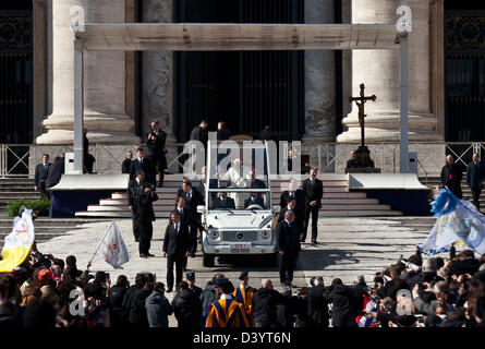 Roma, Italia. 27 Febbraio 2013 Papa Benedetto XVI onde per la folla come egli parte da Piazza San Pietro in Vaticano. Credito: Nelson Pereira/Alamy Live News Foto Stock