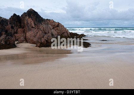 Sabbia bagnata e le rocce in Tràigh na Clibhe sulla costa occidentale dell'isola di Lewis nelle Ebridi Esterne. Foto Stock