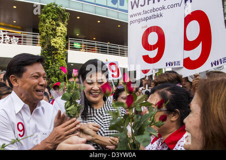 Bangkok, Tailandia. Il 27 febbraio 2013. Pol Gen PONGSAPAT PONGCHAREON (sinistra) e YINGLUCK Shinawatra, primo ministro della Thailandia, campagna per Pongsapat elezioni a governatore di Bangkok. Polizia Pongsapat generale Pongcharoen (pensionati), un ex vice nazionale capo di polizia che ha anche servito come segretario generale del controllo degli stupefacenti è il Pheu Thai candidato del partito nel prossimo governatore di Bangkok di elezione. (Si dimise dalla forza di polizia a correre per la carica di governatore.) ex primo ministro Thaksin Shinawatra ha riferito personalmente assunto Pongsapat. Credito: ZUMA Press, Inc. / Alamy Live Foto Stock