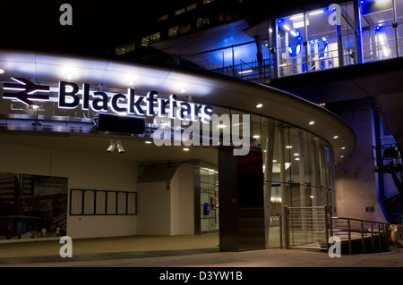 L'ingresso meridionale di Blackfriars Station sulla riva sud del Tamigi, Londra. Preso dalla stazione al di fuori sede. Foto Stock