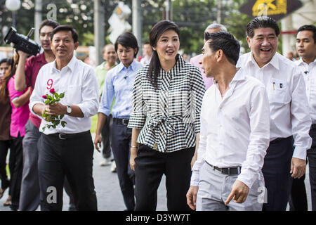 Bangkok, Tailandia. Il 27 febbraio 2013. Pol Gen PONGSAPAT PONGCHAREON (sinistra) e YINGLUCK Shinawatra, primo ministro della Thailandia, a piedi lungo Th. Ratchadaphisek durante la loro campagna per Pongsapat elezioni a governatore di Bangkok. Polizia Pongsapat generale Pongcharoen (pensionati), un ex vice nazionale capo di polizia che ha anche servito come segretario generale del controllo degli stupefacenti è il Pheu Thai candidato del partito nel prossimo governatore di Bangkok di elezione. (Si dimise dalla forza di polizia a correre per la carica di governatore.) Credito: ZUMA Press, Inc. / Alamy Live News Foto Stock