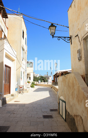 Street in Italia stretto di vecchi edifici in l'isola di Levanzo Foto Stock