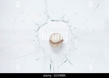 Il baseball e il vetro rotto Foto Stock