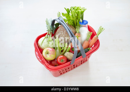 Negozio di generi alimentari cesto pieno di cibo Foto Stock