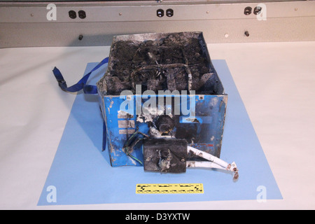 NTSB foto di bruciato la unità di alimentazione ausiliaria batteria da un JAL Boeing 787 che ha preso fuoco il 7 gennaio 2013 dell'Aeroporto Internazionale Logan di Boston. Le dimensioni della batteria sono 19x13.2x10.2 cm e pesa approssimativamente 63 libbre Foto Stock