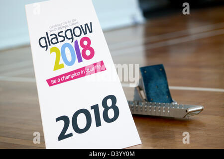 Glasgow, Regno Unito. Il 27 febbraio 2013. Seb Coe visite Shawlands Academy Glasgow a sostegno di Glasgow's offerta di ospitare 2018 Olimpiadi della gioventù (YOG) come parte di Londra 2012 legacy. Credito: ALAN OLIVER / Alamy Live News Foto Stock