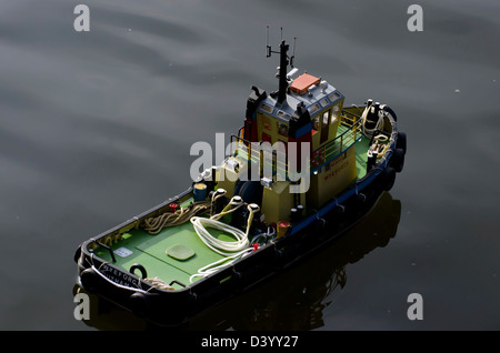 Radio-controllato tirare su la barca il laghetto nel Parco di Inverleith, Edimburgo, Scozia. Foto Stock