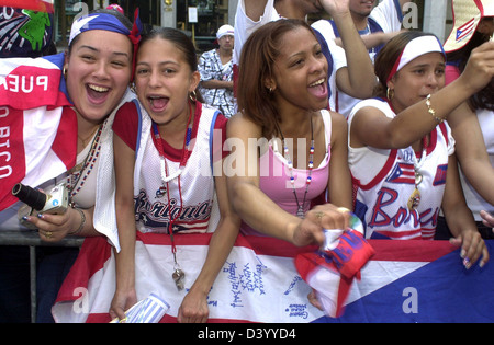 Spettatori ondata di bandiere e di allegria presso il quarantacinquesimo annuale di Puerto Rican Day Parade il 9 giugno 2002 a New York. Foto Stock