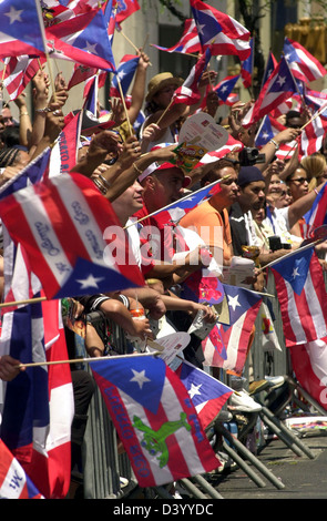 Spettatori ondata di bandiere e di allegria presso il quarantacinquesimo annuale di Puerto Rican Day Parade il 9 giugno 2002 a New York. Foto Stock