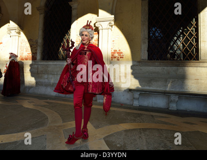 Davvero un bel diavolo sotto il portico del Palazzo Ducale durante il carnevale 2013; Venezia; Veneto, Italia. Foto Stock