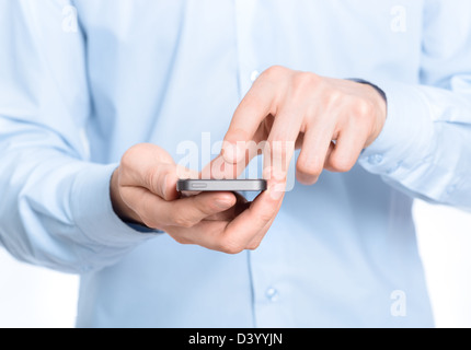Imprenditore azienda e toccando schermo sul telefono cellulare. Close-up foto. Foto Stock