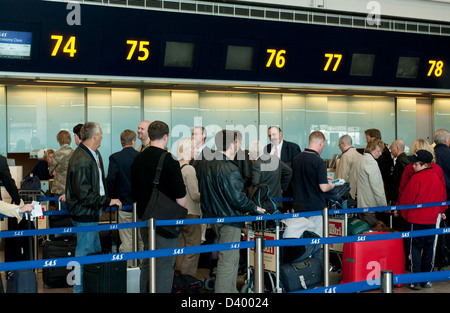 Persone check in presso l'aeroporto, l'aeroporto di Arlanda di Stoccolma, Svezia. Foto Stock