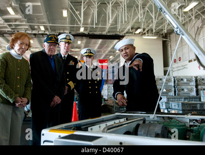 L ex Presidente Jimmy Carter ex prima Signora Rosalynn Carter ed ex segretario della Marina John Dalton visualizzare vari aerei dei veicoli di trasporto durante una visita alla portaerei USS Carl Vinson Febbraio 22, 2013 a Coronado, CA. Carter, ex prima Signora Rosalynn Carter ed ex segretario della Marina John Dalton visitato Carl Vinson con più di 200 membri del Centro Carter. Foto Stock