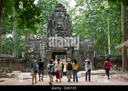 I turisti in visita a Ta Som tempio. Angkor. Cambogia Foto Stock
