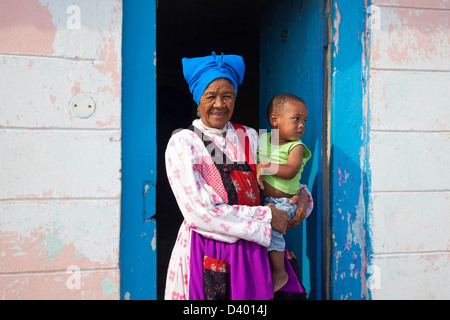 Nonna con bambino di fronte alla sua casa nella cittadina nei pressi di Swakopmund, Namibia, Sud Africa Foto Stock