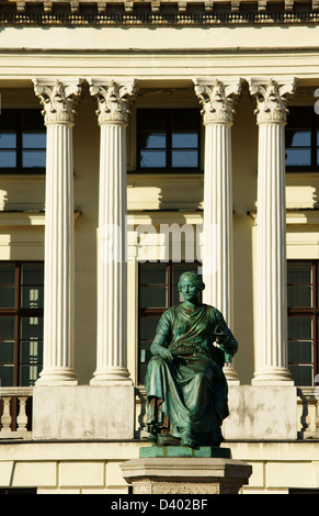 Un monumento di fronte alla biblioteca pubblica, Polonia,Poznan Foto Stock