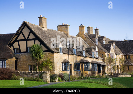 Cottage tradizionale in un villaggio Costwold, Inghilterra, Regno Unito. Foto Stock