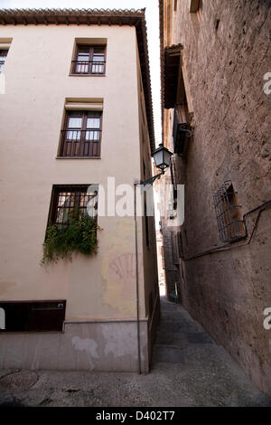 Passaggio molto stretto vicino al fiume Darro, Granada, Andalusia, Spagna Foto Stock