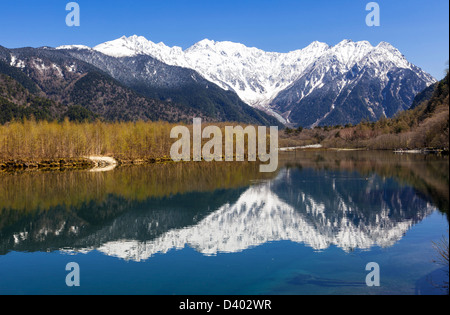 Snow-capped Hotaka mountain range riflette in Taisho stagno nell'area di Kamikochi delle Alpi Giapponesi. Foto Stock