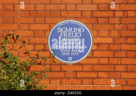 Targa blu di Sigmund Freud è raffigurata sul Museo Freud in Hampstead, Londra Nord il 27 febbraio 2013. Foto Stock