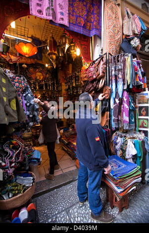 Commercio di prodotti arabi nel denominato Strada della sala da tè, Granada, Spagna Foto Stock