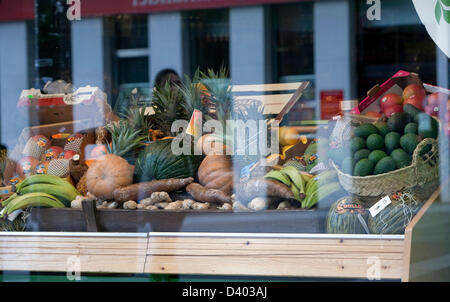 Vetrina di un negozio di frutta con architettura reflex, frutti tropicali, della Costa di Granada, Spagna Foto Stock