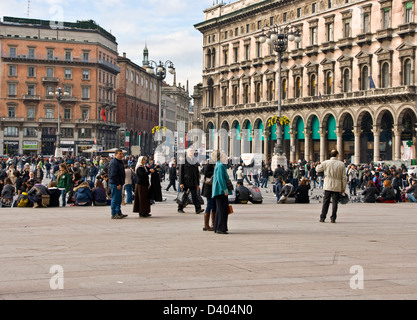 Turisti e milanese in elegante Piazza Duomo milano lombardia italia Europa Foto Stock