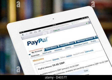 Visualizzazione di un account PayPal online su una quarta generazione di Apple computer tablet iPad Foto Stock