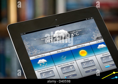 Guardando le previsioni per la città di New York sul canale meteo app Weather.com ( ) su un iPad 4 Foto Stock