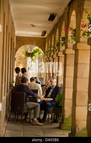 Sotto il porticato, i visitatori possono gustare un caffè al mattino presso la sala da tè in piazza, precedentemente noto come il sito di Regency alloggio case. Foto Stock