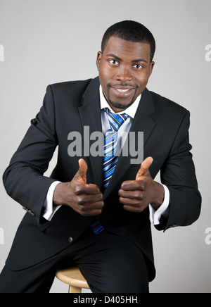 Sorridente africana di successo imprenditore americano con il pollice in su. Foto Stock