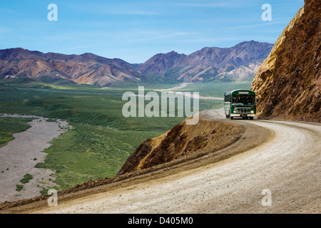 Gli autobus navetta su visitatori il limitato accesso Denali Park Road, Parco Nazionale di Denali, Alaska, Stati Uniti d'America. Pass policromo Foto Stock