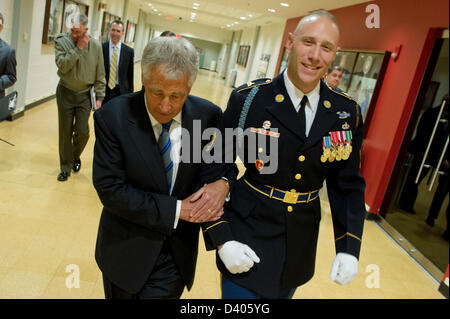 Il Segretario alla difesa degli Stati Uniti Chuck Hagel passeggiate con esercito Sgt. Prima Classe John Wirth dal Nebraska prima di affrontare i dipendenti del Pentagono nel Pentagono Auditorium subito dopo aver prestato giuramento di ufficio come nuovo Segretario Febbraio 27, 2013 in Arlington, VA. Foto Stock