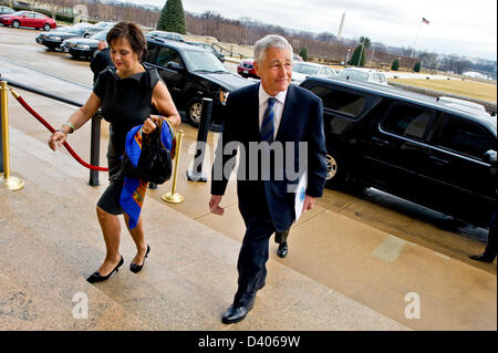 Nuovo Segretario della Difesa Chuck Hagel e sua moglie Lilibet arriva a per il suo primo giorno al Pentagono, 27 febbraio 2013. (DoD foto di comunicazione di massa Specialist 1a classe Ciad J. McNeeley/rilasciato) Foto Stock