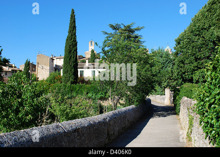 Antico villaggio di Lourmarin, dipartimento di Vaucluse, Provenza, Francia Foto Stock