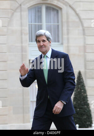 Il Segretario di Stato americano John Kerry onde come egli arriva al Elysee Palace Febbraio 27, 2013 a Parigi, Francia. Kerry è su 11 giorni di viaggio, la sua prima come segretario di stato arresto in Londra, Berlino, Parigi, Roma, Ankara, Il Cairo, Riyadh, Abu Dhabi e Doha. Foto Stock