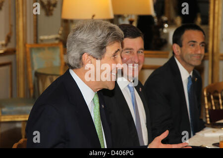 Il Segretario di Stato americano John Kerry unite da ambasciatore statunitense in Francia Charles Rivkin e Assistente del Segretario di Stato per l'Unione e gli affari eurasiatica Philip Gordon incontrarsi con il Presidente francese Francois Hollande all'Elysee Palace Febbraio 27, 2013 a Parigi, Francia. Kerry è su 11 giorni di viaggio, la sua prima come segretario di stato arresto in Londra, Berlino, Parigi, Roma, Ankara, Il Cairo, Riyadh, Abu Dhabi e Doha. Foto Stock