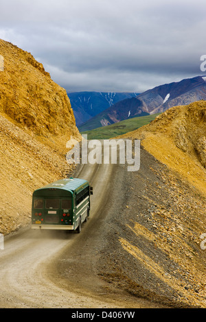 Gli autobus navetta su visitatori il limitato accesso Denali Park Road, Parco Nazionale di Denali, Alaska, Stati Uniti d'America. Pass policromo Foto Stock