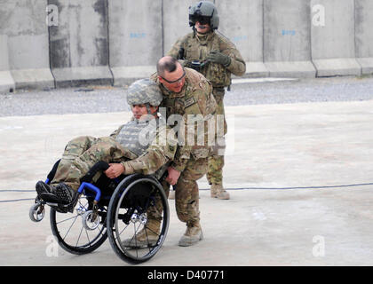 US Army Command Sgt. Il Mag. Russell Reimers assiste Sgt. 1. Classe Jose Mendez, un guerriero ferito durante una visita come parte del funzionamento corretto di uscita. Funzionamento uscita corretta è una opportunità per i combattenti feriti di tornare in zona di combattimento in uniforme e lasciano il loro propri termini al fine di aiutare la guarigione e il processo di ripristino. Foto Stock