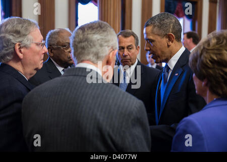 Il Presidente Usa Barack Obama i colloqui con i leader del Congresso prima della Rosa Parks statua cerimonia di inaugurazione presso il Campidoglio US . Nella foto, da sinistra, sono: leader della minoranza Sen. Mitch McConnell, sost. James Clyburn, il leader della maggioranza del senatore Harry Reid, House Speaker John Boehner e casa leader della minoranza sost. Nancy Pelosi. Foto Stock